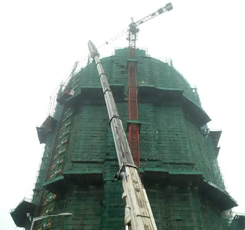 都匀吊车在工地上作业